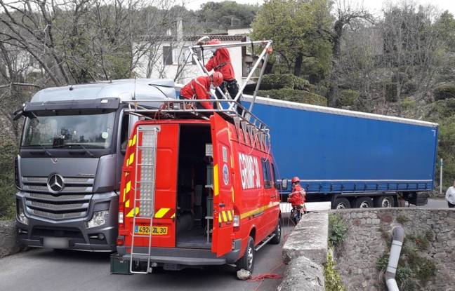 Gard : En voulant remettre en place un panneau, le chauffeur d’un camion tombe d’un pont