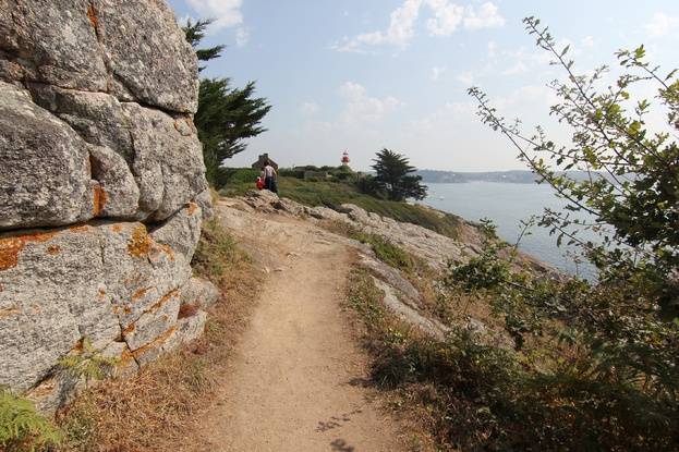 Finistère : Un jeune homme chute d’une falaise en marge d’une fête clandestine