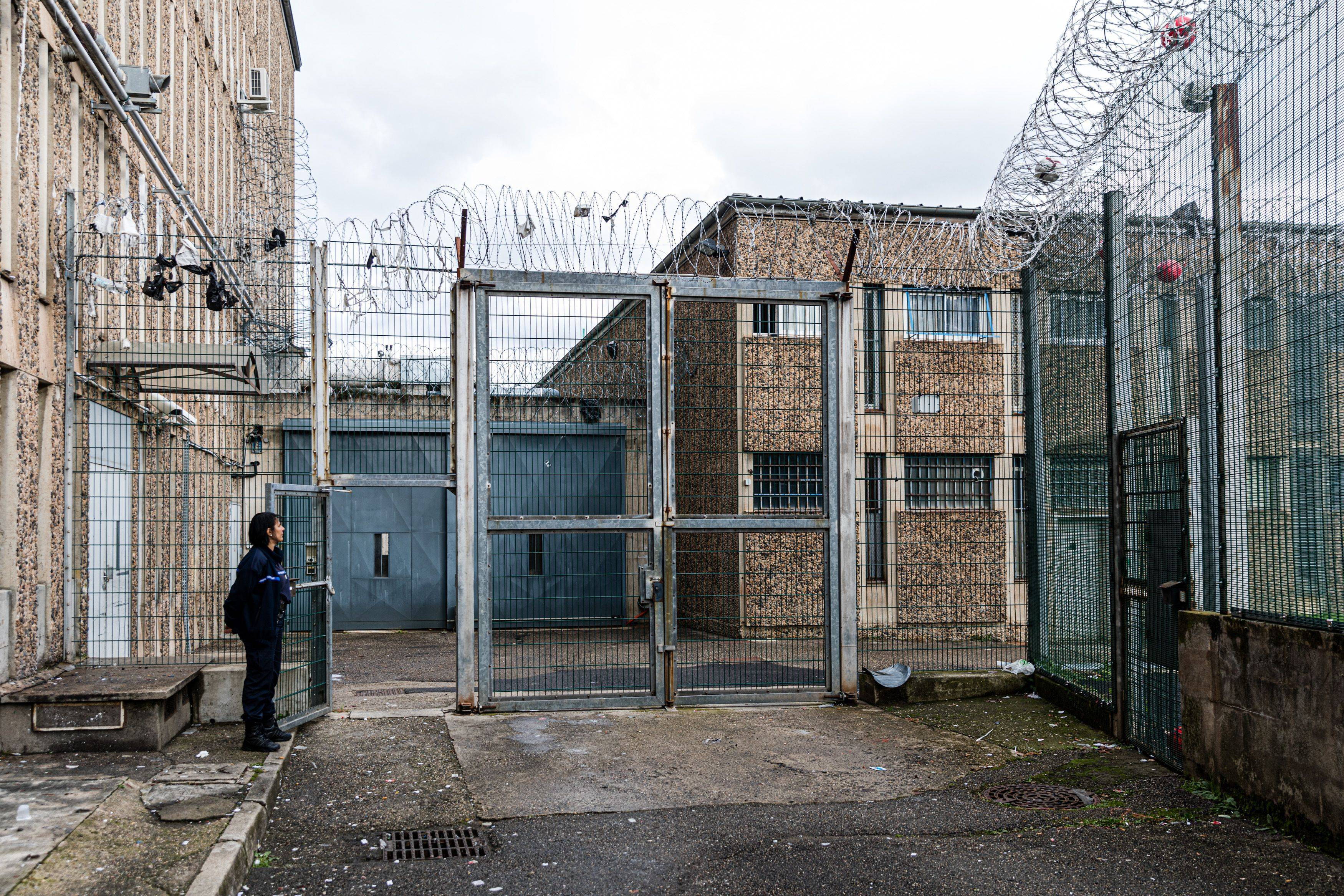 Saint-Etienne : Une surveillante de prison agressée à la javel et frappée par un détenu