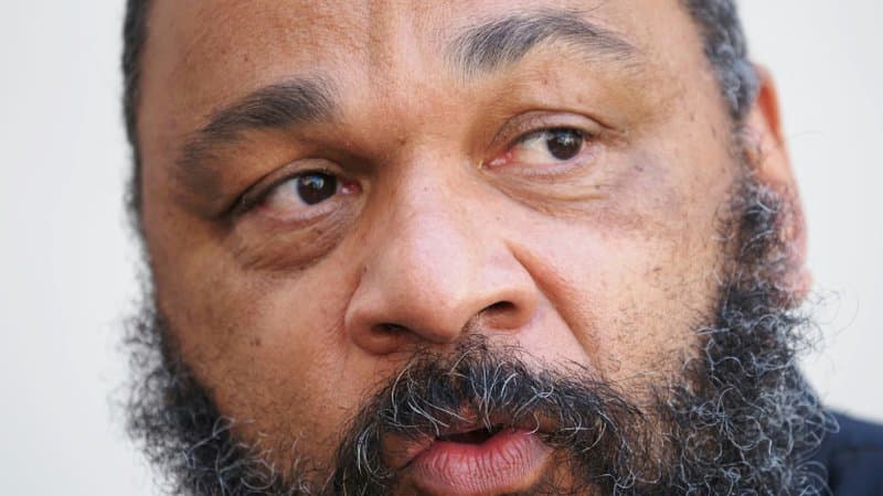 Dieudonné condamné pour injure publique envers une magistrate dans une vidéo qu’il contestait