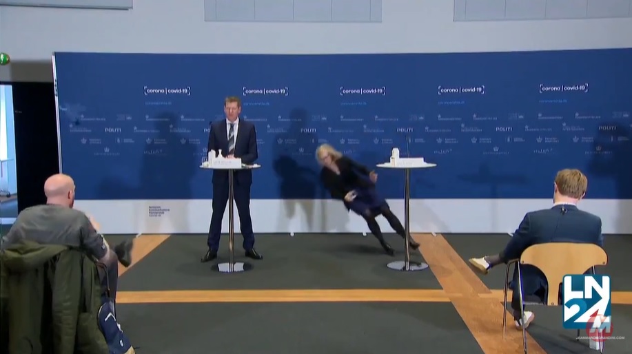 VIDEO CHOC : La directrice de l’Agence danoise des médicaments tombe raide en pleine conférence !