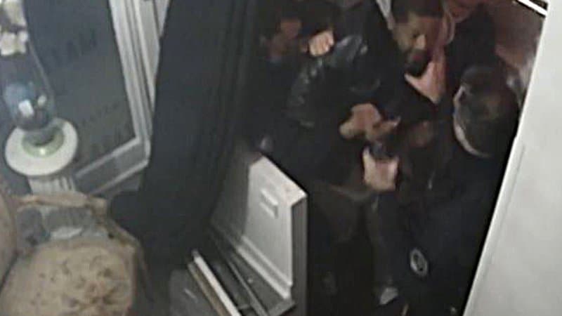 Affaire Zecler: un message moquant la mort de George Floyd retrouvé sur le téléphone d’un policier mis en examen