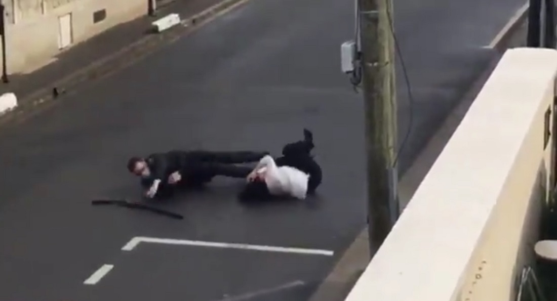 URGENT – Vidéo : un gendarme plaque une femme armée d’un fusil de chasse, qui fait feu !