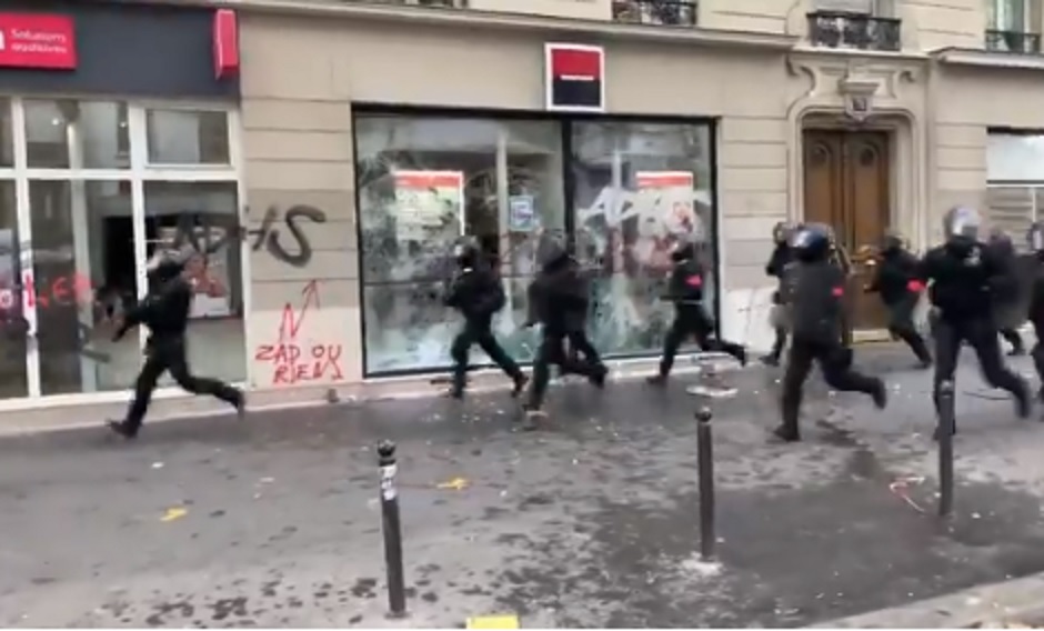 VIDEO : Des policiers chargent des individus en train de détruire une banque !
