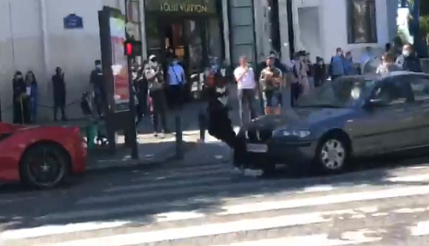 VIDEO CHOC : Un homme renverse volontairement un homme sur les Champs-Elysées, la police intervient !