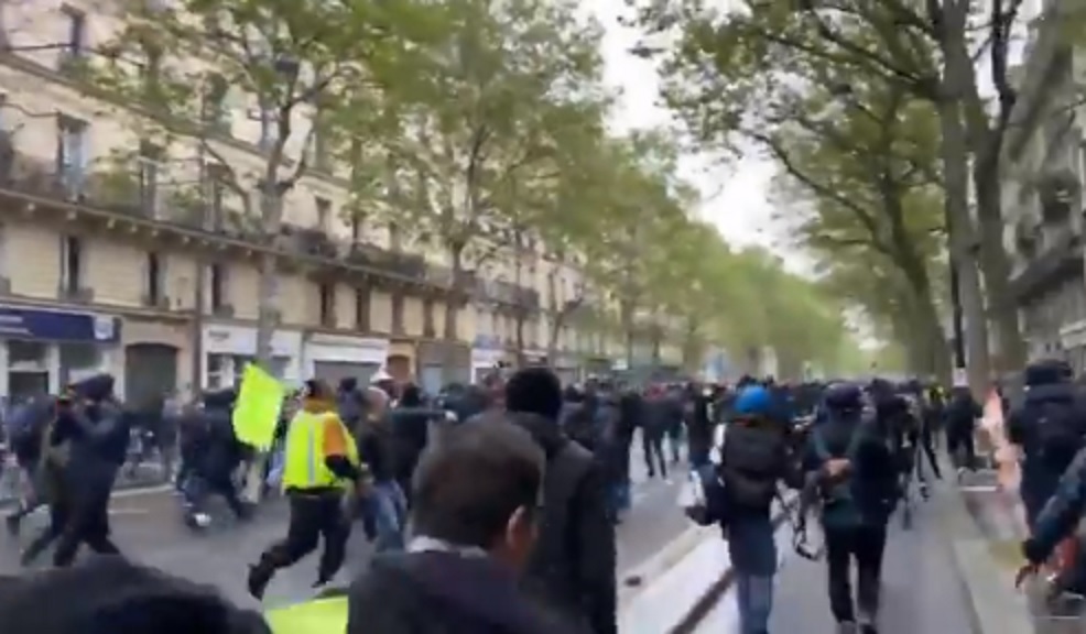 VIDEO – Des casseurs chargent les forces de l’ordre !