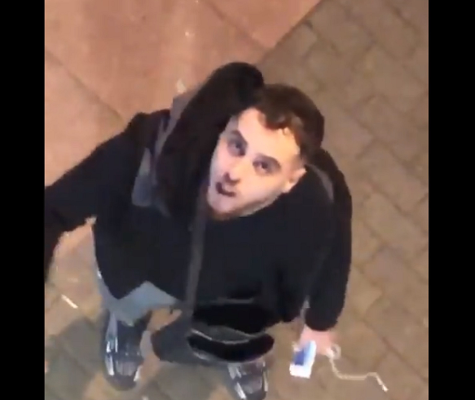 VIDEO CHOC : Un homme agresse violemment un homme noir et profère des insultes insupportables