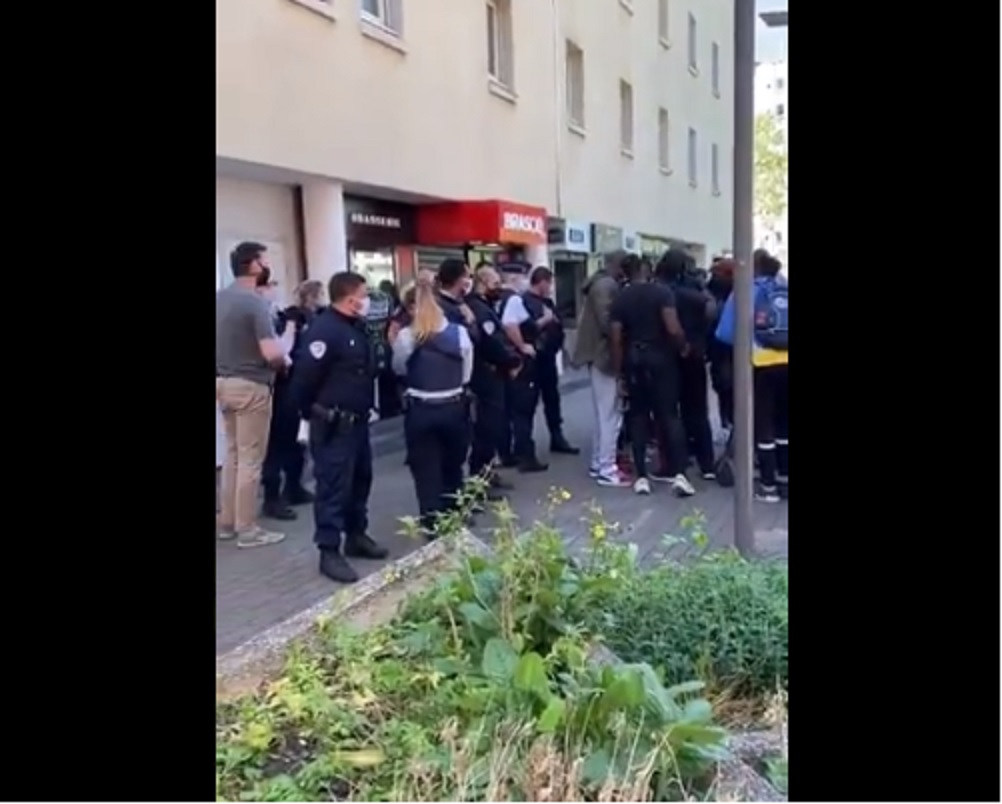 DIRECT – VIDEOS : La communauté africaine traque l’homme qui aux propos racistes extrêmement violents !