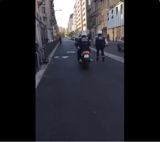 VIDEO : Un policier en moto renverse un jeune pour l’interpeller
