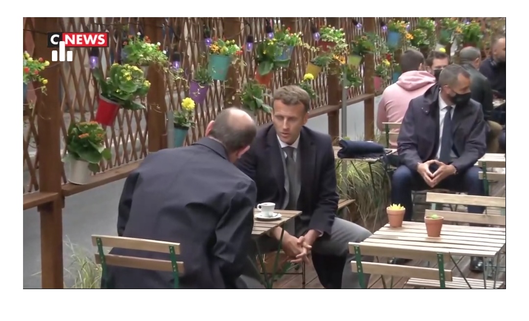 Vidéo – Réouverture des terrasses : Macron et Castex prennent un café sous l’oeil des caméras