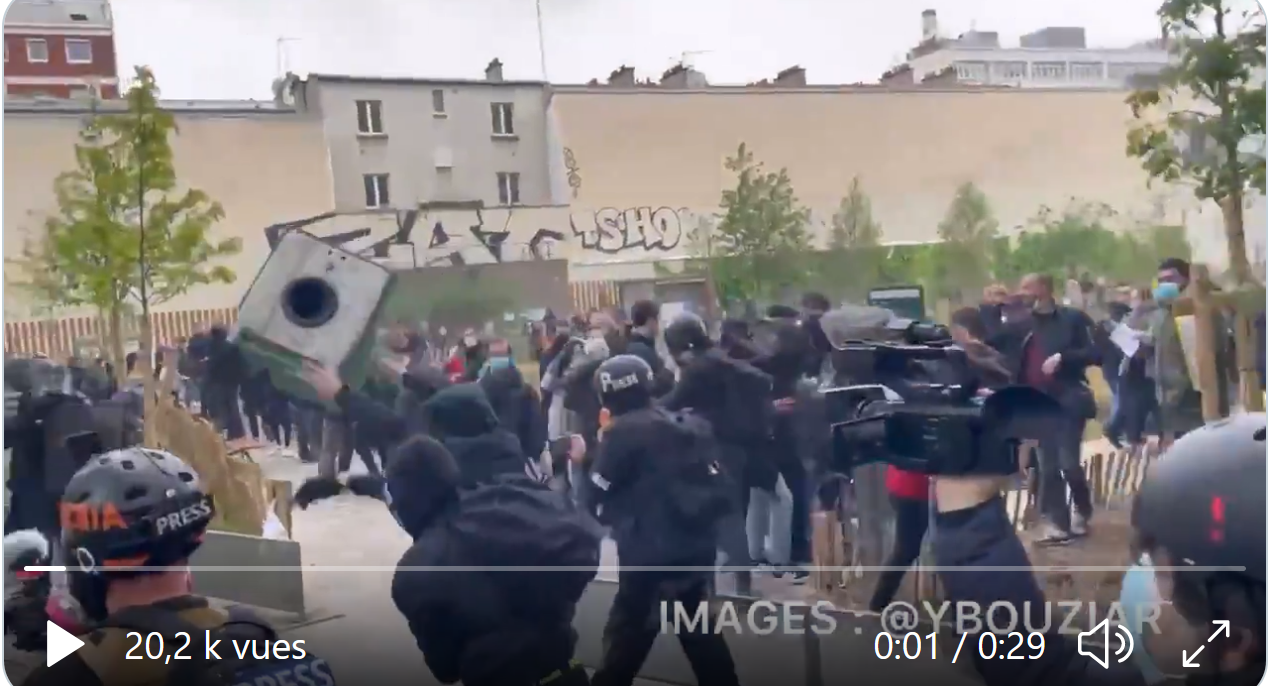VIDEO – Il jette une poubelle sur un CRS et prend une sévère correction !