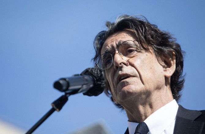 Luc Ferry explique ne pas réussir à s’en sortir avec 4 000 euros par mois