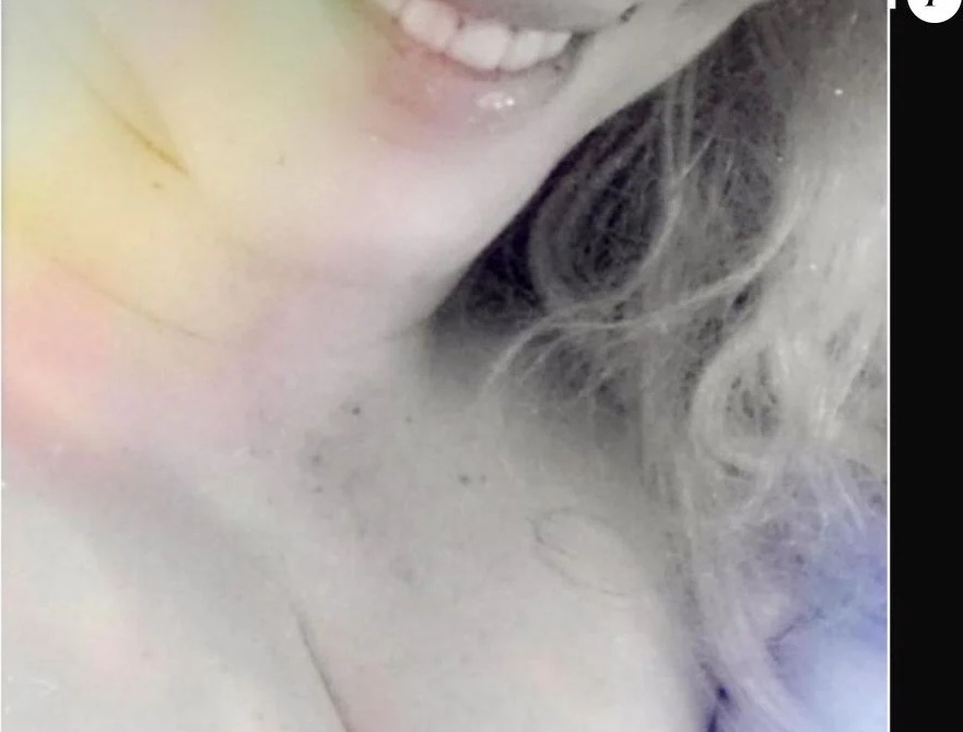 Loana choque ses fans en publiant une photo de sa poitrine sur Instagram