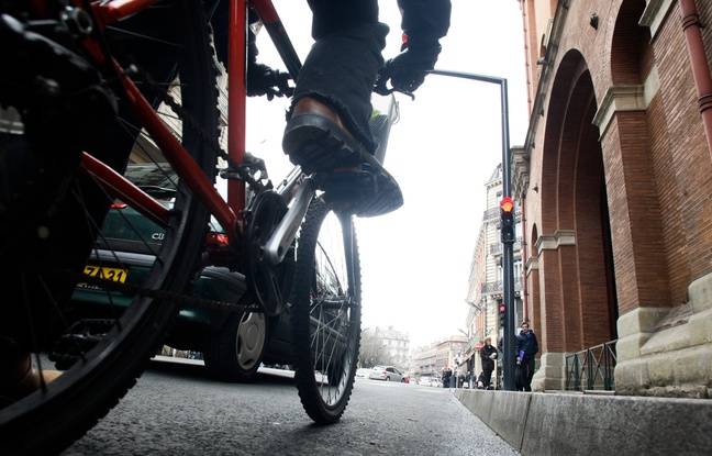 Toulouse : Pendant qu’il aide un cycliste blessé, le conducteur se fait faucher sa sacoche dans sa voiture