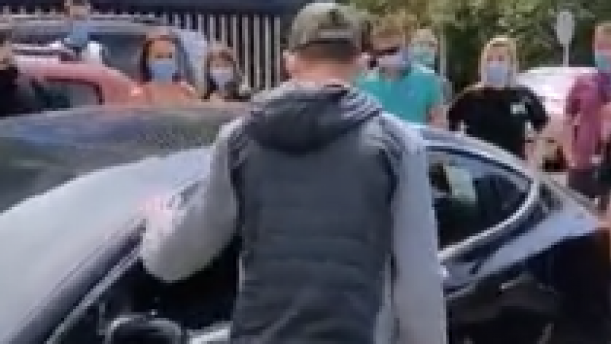 Des passants cassent la vitre d’une Tesla : Une petite fille était enfermée à l’intérieur, en plein soleil !