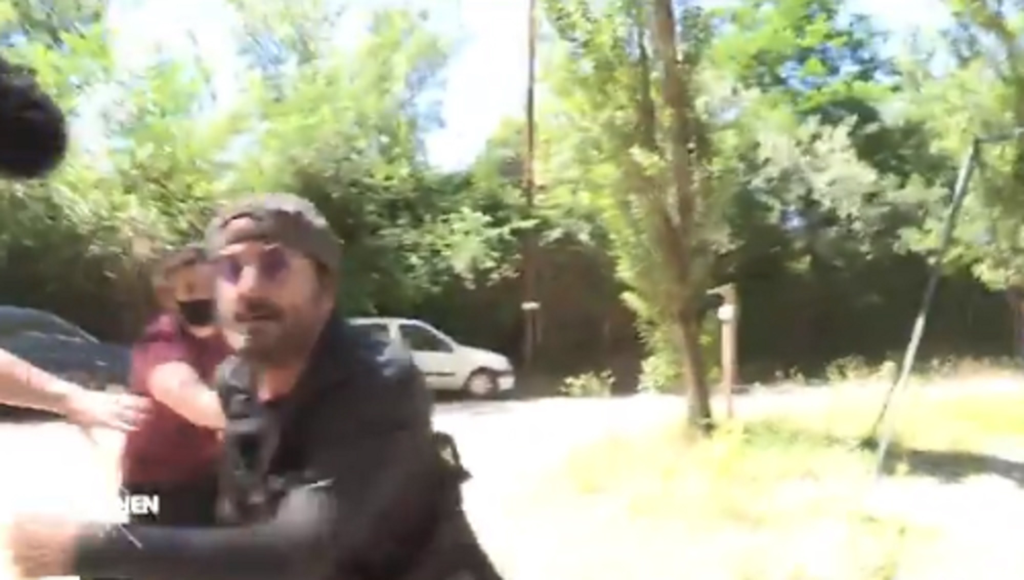 VIDEO – Hystérique, Francis Lalanne agresse un journaliste qui est victime d’un traumatisme crânien