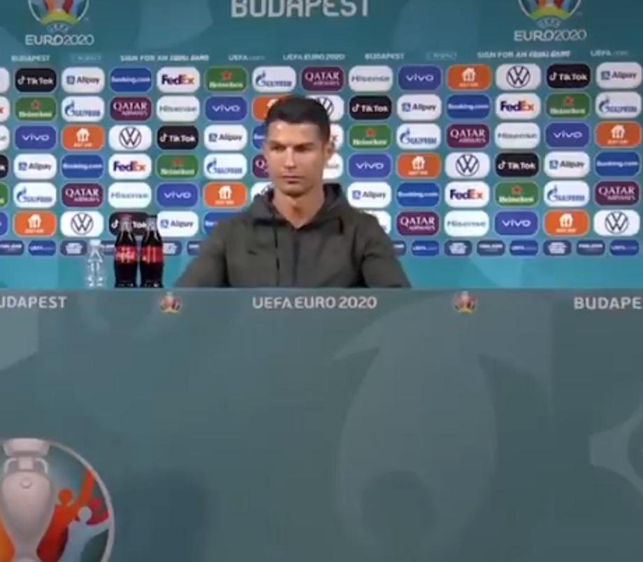 Ronaldo fait perdre 4 milliards d’euros à Coca-Cola d’un simple geste !