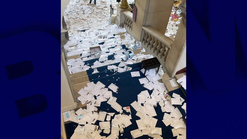 Paris: des éboueurs envahissent la mairie du 13e arrondissement