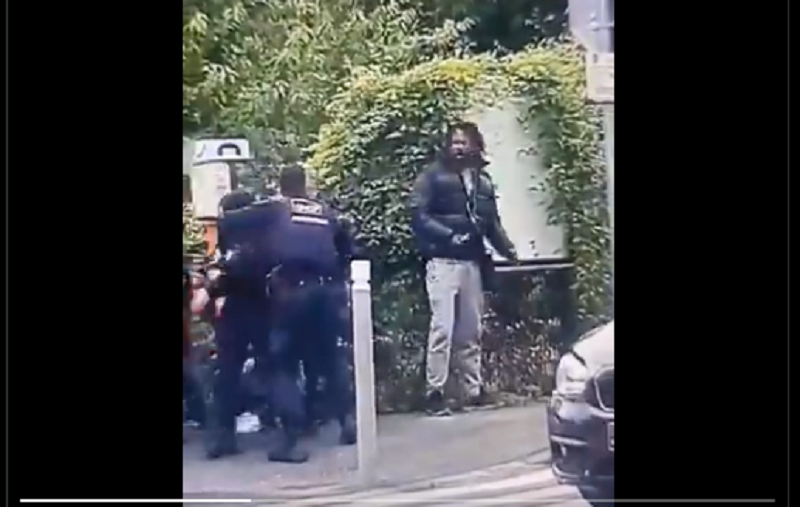 VIDEO – Deux agents neutralisent le Haïtien qui menace des enfants avec un couteau !