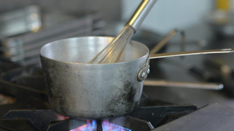 “Mains aux fesses”, “baisers forcés”, “fellation”: un chef cuisinier jugé pour viols et agressions sexuelles