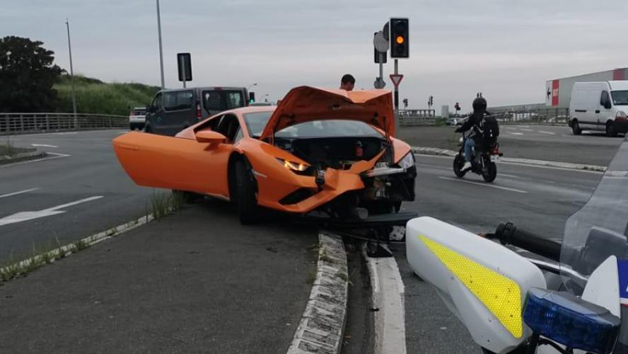 Une Lamborghini lourdement accidentée après une course-poursuite avec la police !