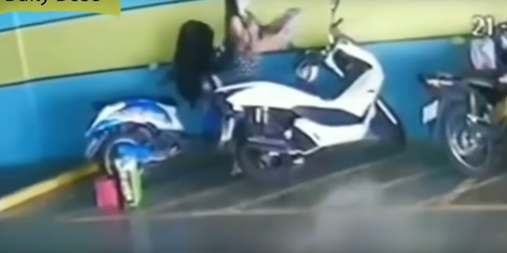 Vidéo : elle met le feu au scooter de son ex car il ne veut pas se remettre avec elle