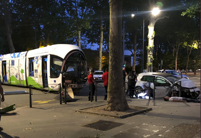 Villeurbanne : après un refus d’obtempérer, une voiture percute un tram et le fait dérailler