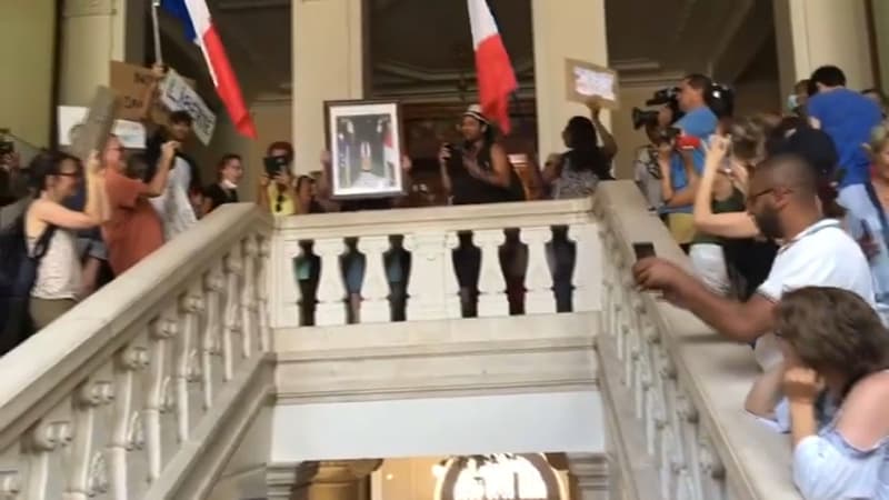 Chambéry: des manifestants anti-pass sanitaire s’introduisent dans la mairie et décrochent le portrait de Macron