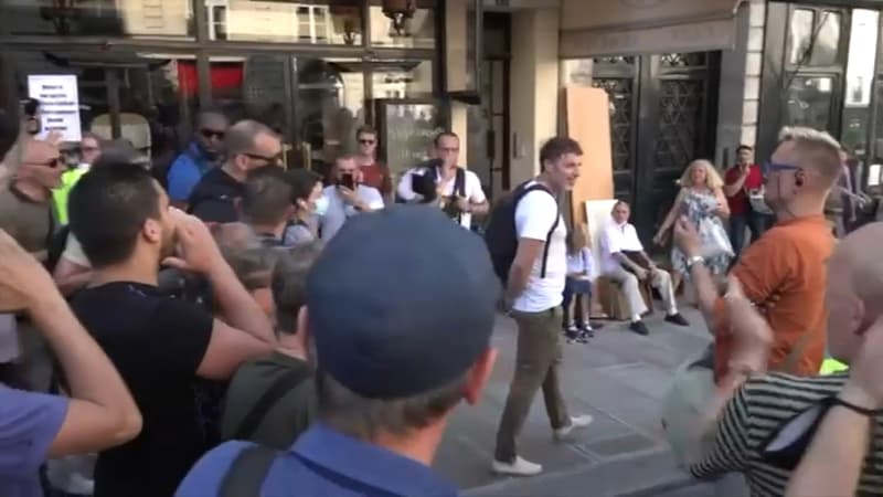 Manifestation anti-pass sanitaire: deux journalistes de BFMTV pris à partie à Paris, une plainte va être déposée