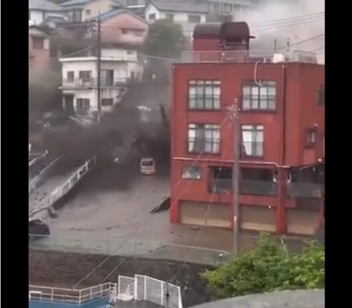 VIDEO : Un impressionnant glissement de terrain a fait d’énormes dégâts au Japon