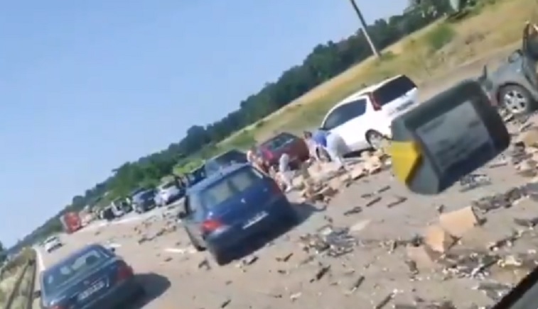 VIDEO : Des automobilistes s’arrêtent pour ramasser des capsules de café sur l’autoroute !