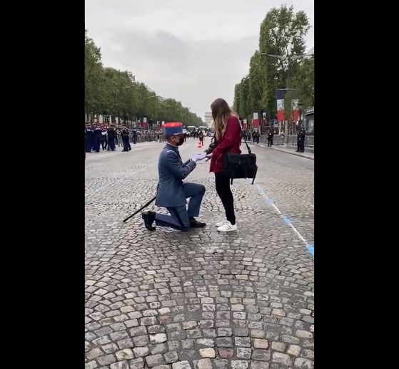 VIDEO – Il demande sa compagne en mariage juste avant le défilé du 14 juillet !