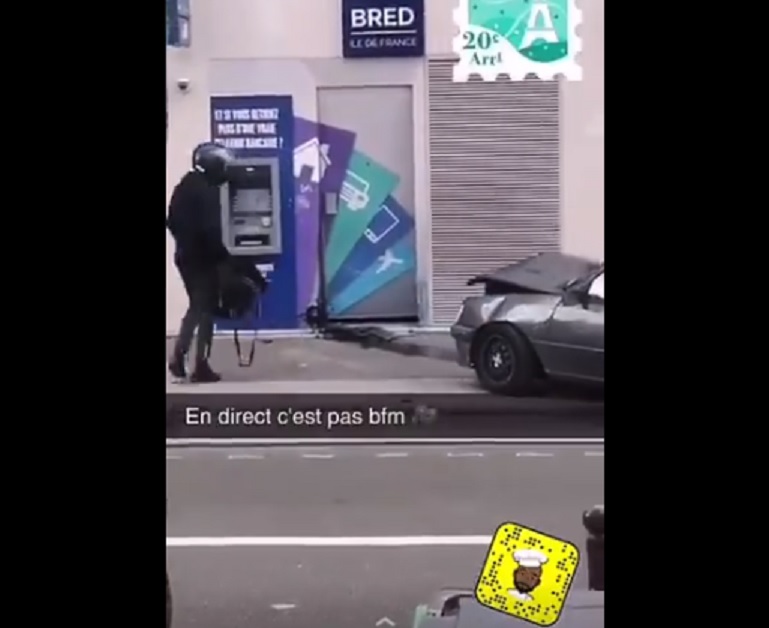 VIDEO CHOC : Ils attaquent un distributeur de billets avec une Peugeot 205 puis s’enfuient en moto après un gros raté