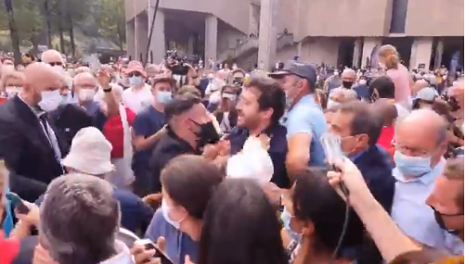 VIDEO : Un homme interpellé par les gardes du corps d’Emmanuel Macron !