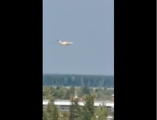 VIDEO CHOC – Un homme filme quand un avion Russe s’écrase soudainement !