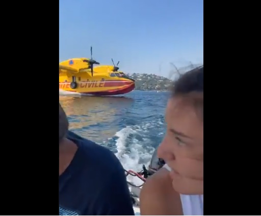 VIDEO CHOC – Un bateau de plaisancier a failli se faire happer par un canadair, à Saint-Tropez !