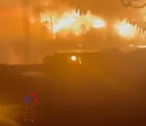 VIDEO CHOC – Des pompiers se retrouvent en plein milieu des flammes, dans le VAR !