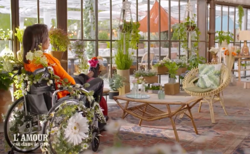 VIDEO : Karine Le Marchand en fauteuil roulant dans “L’amour est dans le pré” !