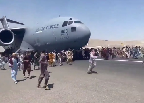 VIDEO CHOC – Des Afghans en détresse suivent un avion Américain en train de décoller !