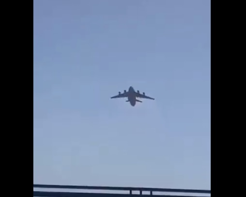 VIDEO CHOC – Des Afghans montent sur un avion Américain en train de décoller et chutent depuis les airs !