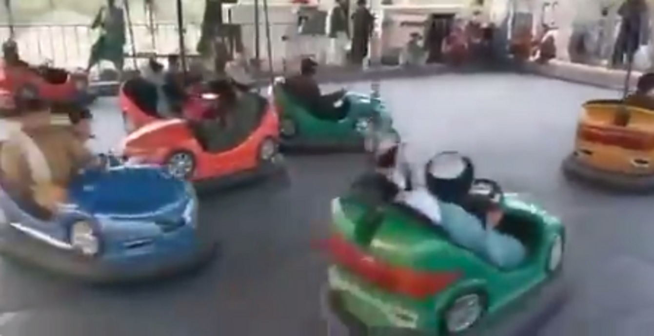 VIDEO : Des talibans découvrent un parc d’attraction en Afghanistan et s’amusent comme des enfants