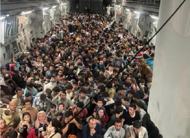 PHOTO CHOC – Un avion Américain censé transporter 100 parachutistes s’est envolé avec 640 afghans entassés !