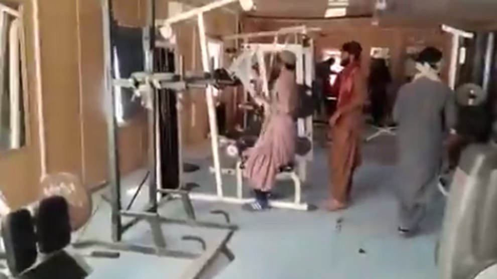 VIDEO : Les talibans découvrent une salle de sport et se ridiculisent avec les machines de musculation