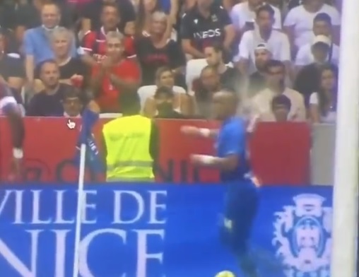 VIDEO : Dimitri Payet reçoit une bouteille d’eau en plein match !