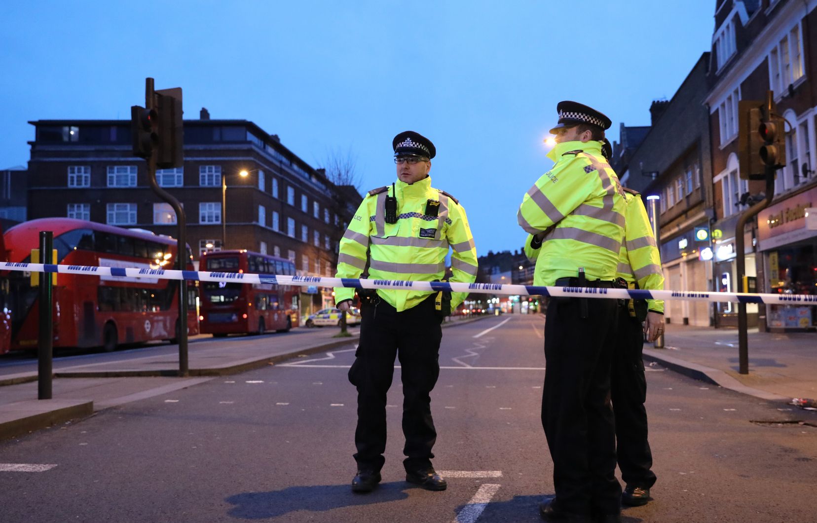 HORREUR – Un petit garçon arrivé d’Afghanistan avec sa famille chute du 9ème étage et décède !