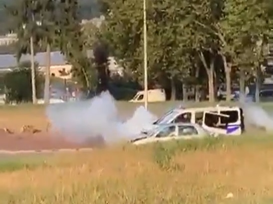 VIDEO CHOC – Une voiture de police attaquée aux cocktails Molotov !