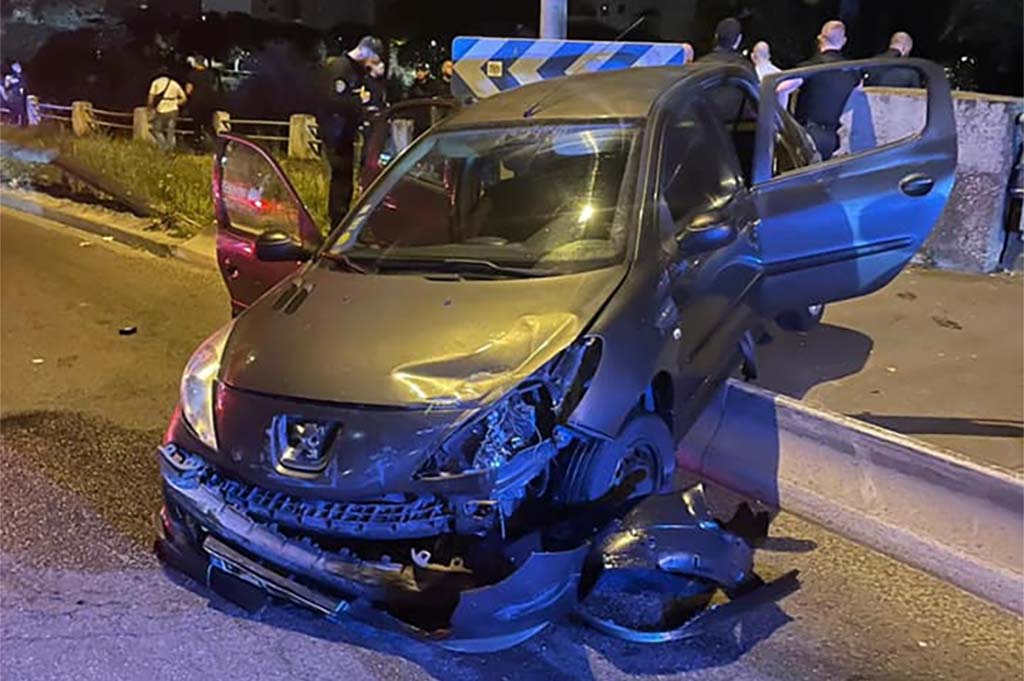Ils sautent dans la Seine pour fuir la police puis leur demande de leur porter secours !