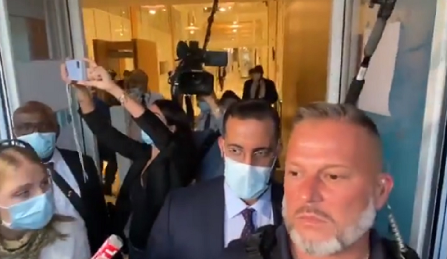 VIDEO : Alexandre Benalla sort du tribunal sous les sifflets !