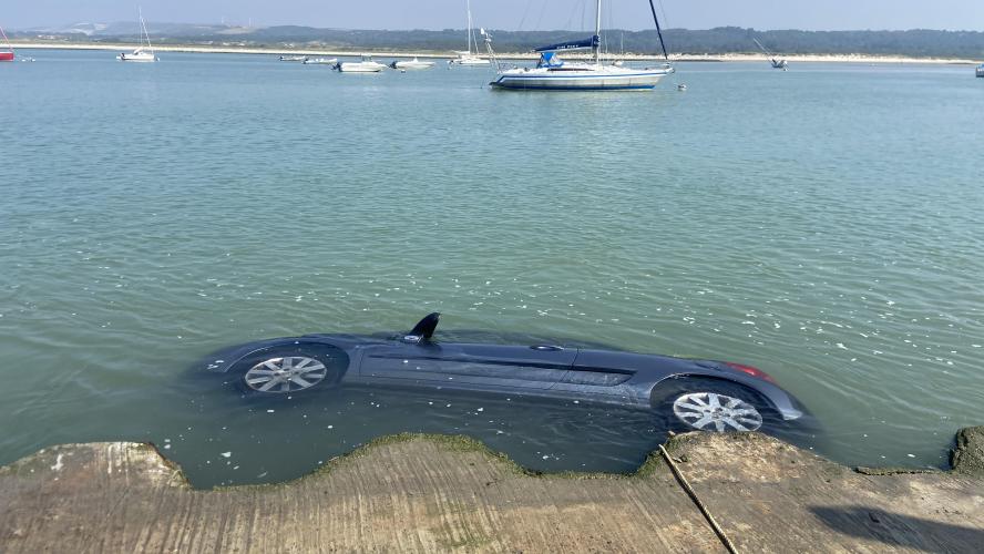 VIDEO – Il tente de mettre son jet-ski à l’eau : Sa voiture bascule dans l’eau !