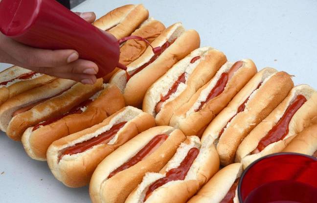 Etats-Unis : Une étudiante de 20 ans meurt après un concours de gobage de hot-dogs